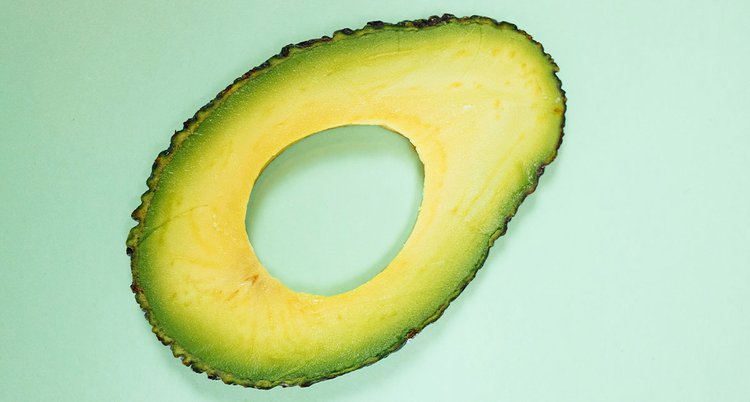 Gesunde Fette, wie sie in einer Avocado enthalten sind, sind wichtig, auch wenn du abnehmen möchtest.  ©Pexels