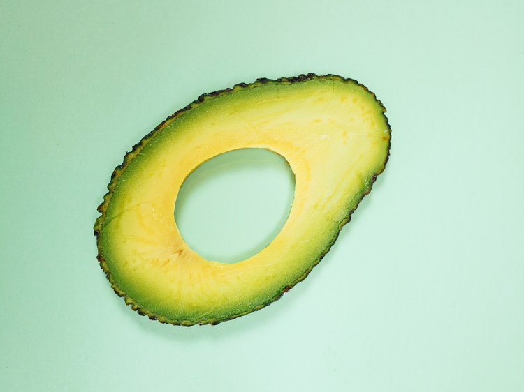 Eine Avocado enthält viele einfache ungesättige Fettsäuren.  ©Pexels